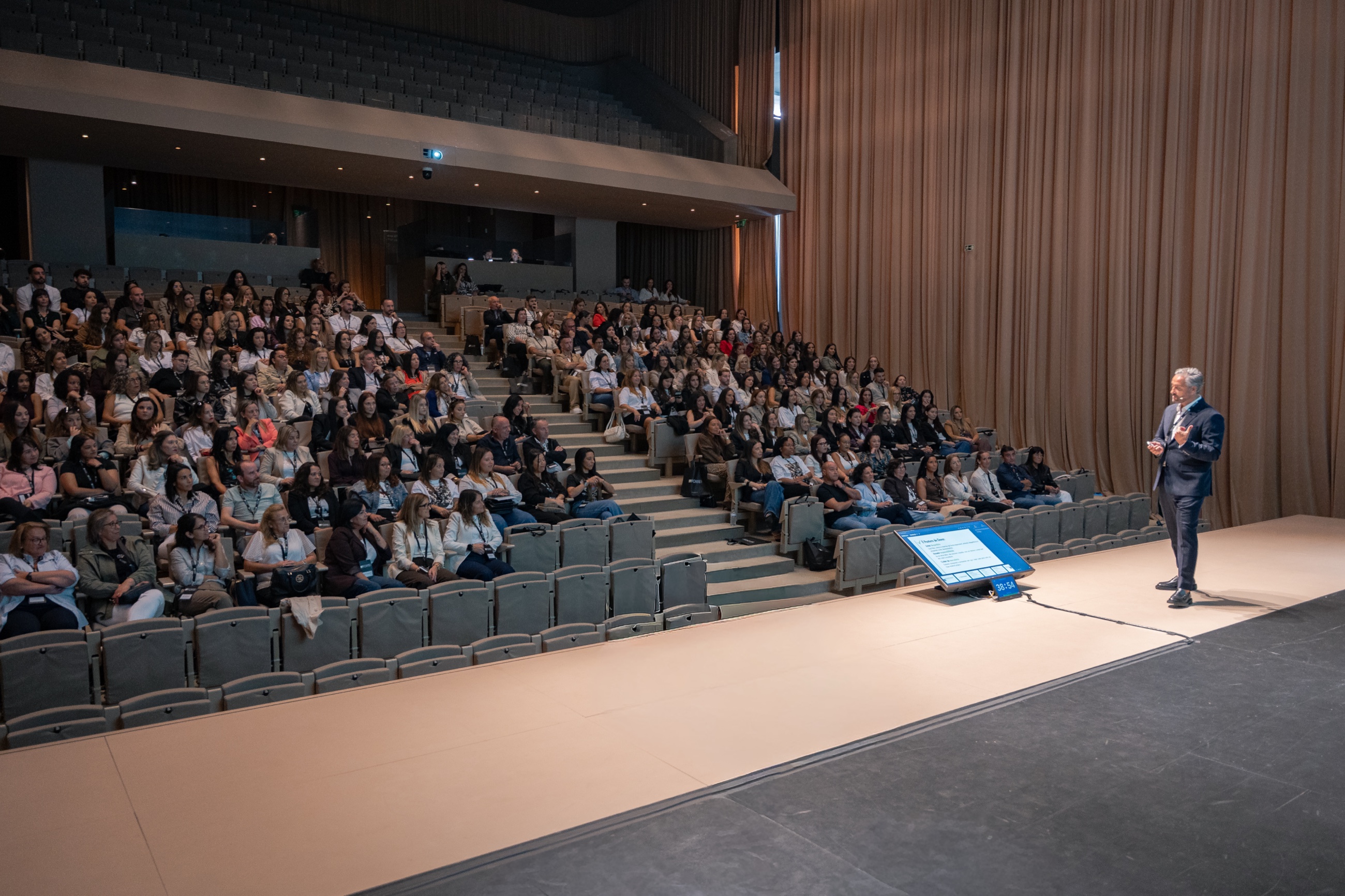 Nuno Forte apresenta uma sessão perante as equipas do Grupo Forte num auditório