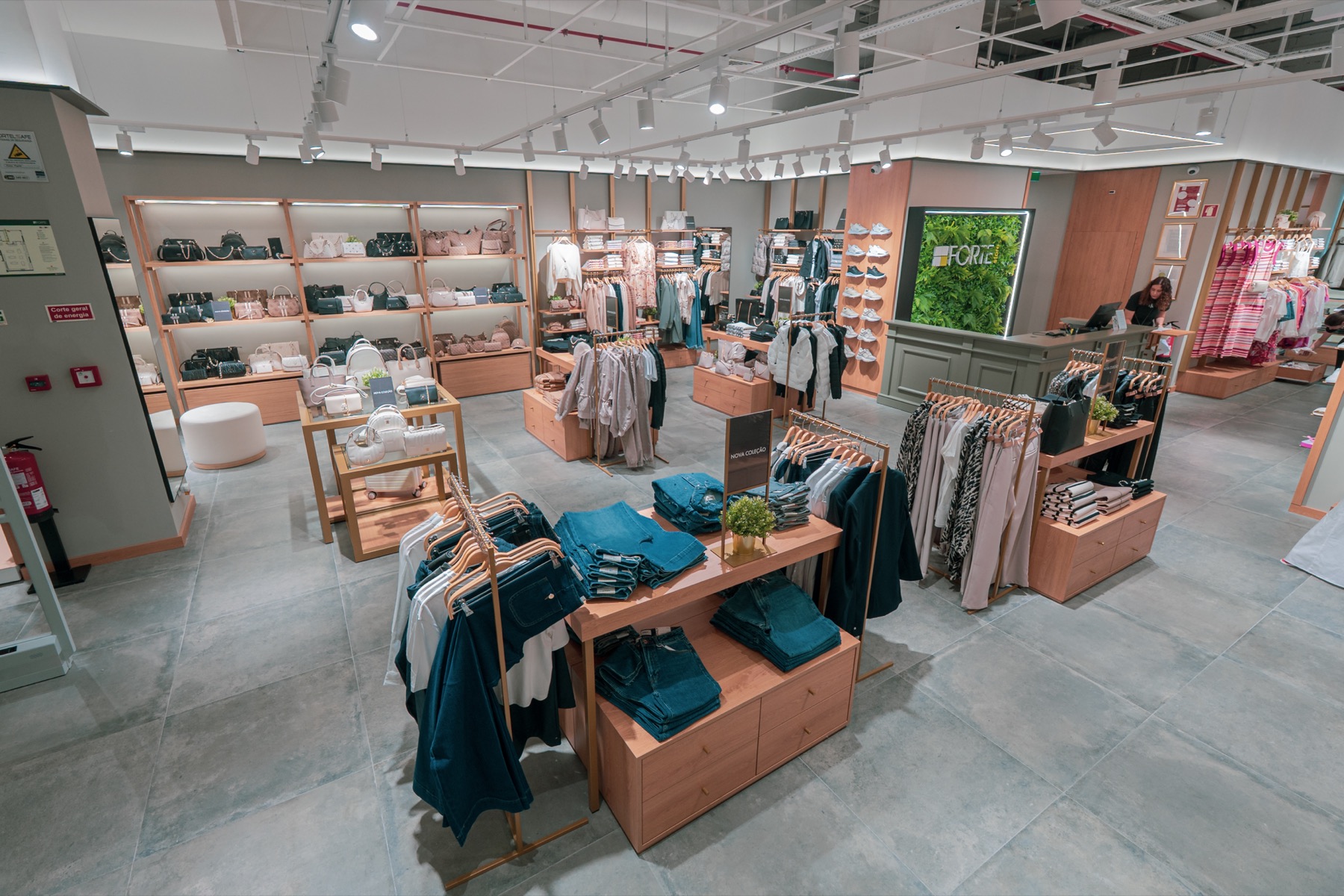 Interior e exposição de uma loja Forte Store
